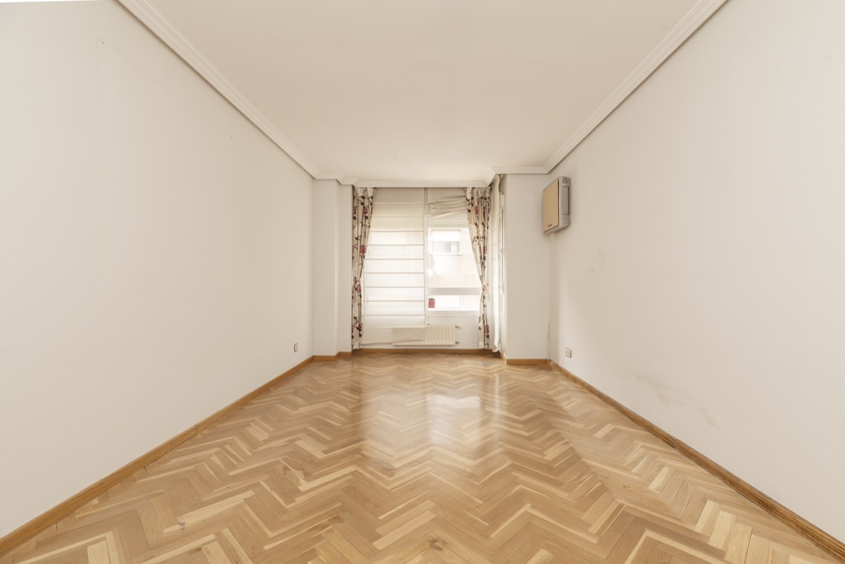 Living room with herringbone parquet and plaster mouldings
